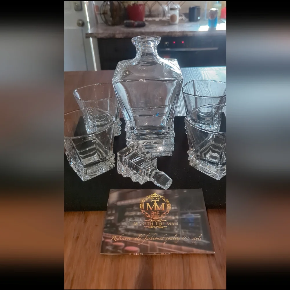 27oz Whiskey Decanter & Glass Set - Picture 3 of 5